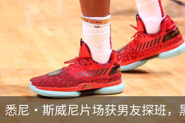 悉尼·斯威尼片场获男友探班，黑帽衫牛仔裤路边快吃